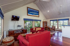 6 Ilmenite Avenue - Coastal beach shack within walking distance to patrolled beach and CBD,